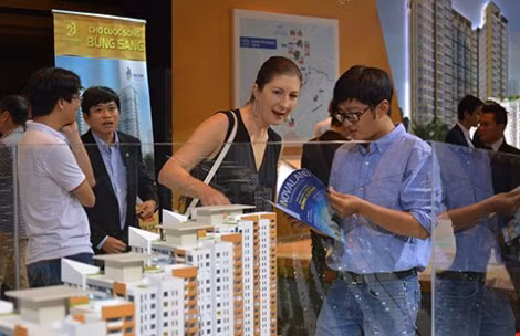 Người nước ngoài đang tìm hiểu mua căn hộ tại một dự án. Ảnh: QUANG HUY