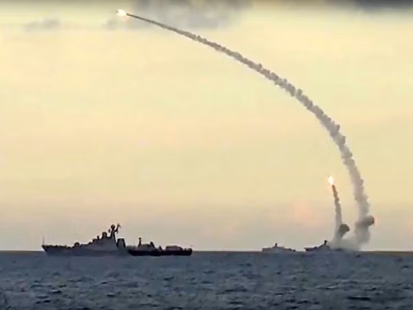 Tàu chiến Nga phóng tên lửa hành trình từ biển Caspian Tàu chiến Nga phóng tên lửa hành trình từ biển Caspian