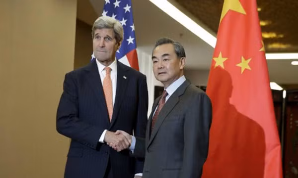 Ngoại Trưởng Mỹ John Kerry và Bộ trưởng Ngoại giao Trung Quốc Vương Nghị