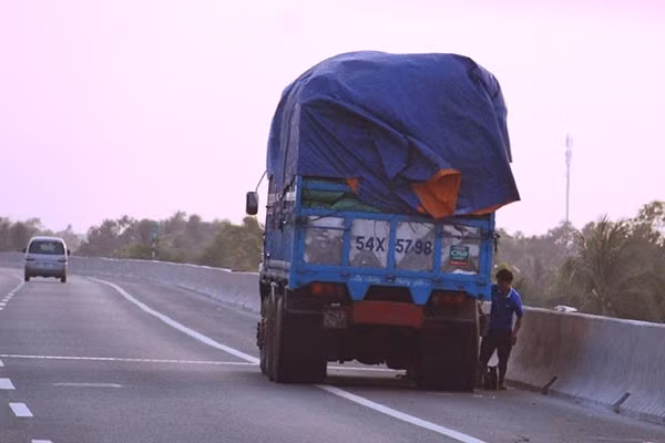 Xe bị nổ lốp trên đường cao tốc chủ yếu là các xe chở quá tải.