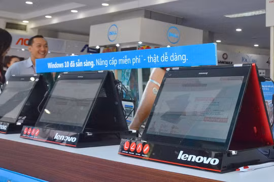  Máy tính Lenovo tràn ngập thị trường Ảnh: Tấn Thạnh
