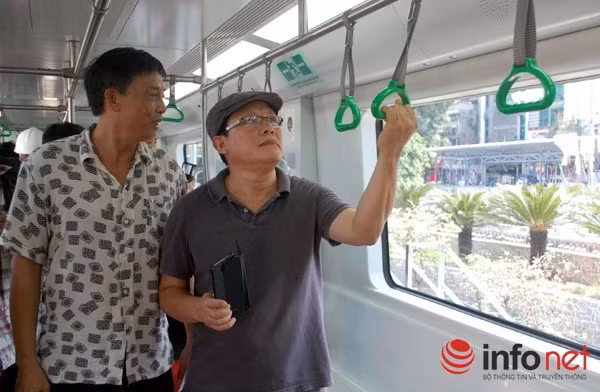 Người Hà Nội tham quan đoàn tàu mẫu Cát Linh - Hà Đông. (Ảnh: Vạn Xuân) Người Hà Nội tham quan đoàn tàu mẫu Cát Linh - Hà Đông. (Ảnh: Vạn Xuân)