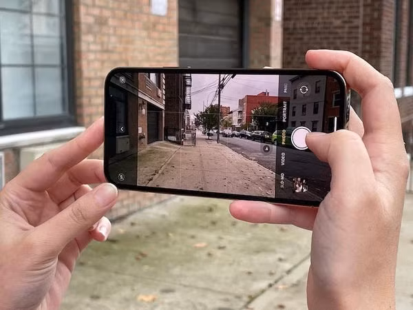 iPhone 12 Pro sở hữu khả năng quay chụp ấn tượng (Ảnh: Business Insider) iPhone 12 Pro sở hữu khả năng quay chụp ấn tượng (Ảnh: Business Insider)