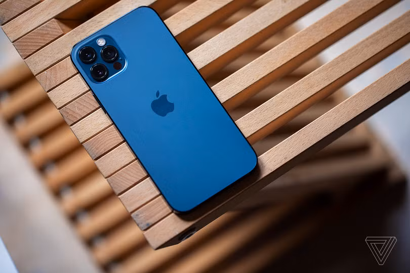 iPhone 12 Pro đem đến cho người dùng thiết kế mới (Ảnh: The Verge) iPhone 12 Pro đem đến cho người dùng thiết kế mới (Ảnh: The Verge)
