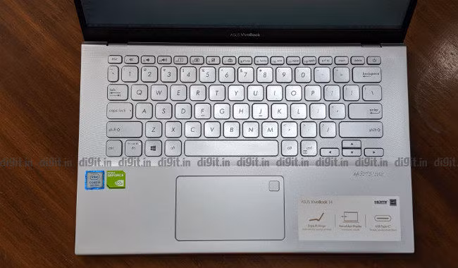 Phần bàn phím và touch pad của Asus VivoBook 14 (Ảnh: Digit)