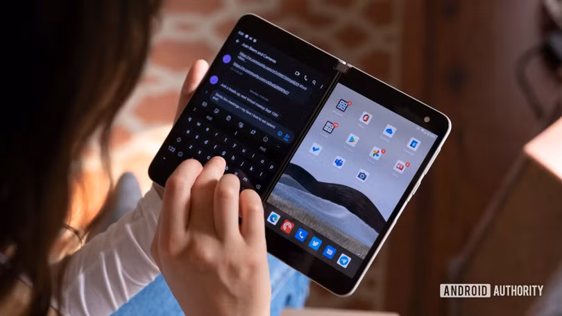 Surface Duo thực hiện tốt các tác vụ công việc trên ứng dụng của Microsoft (Ảnh: Android Authority)