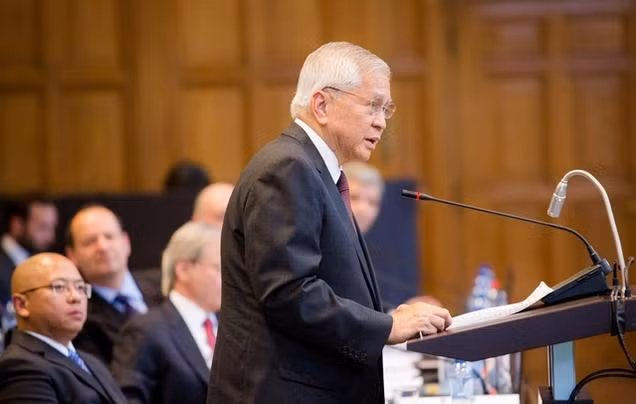 Cựu Ngoại trưởng Philippines Albert del Rosario trình bày vụ kiện Trung Quốc tại một phiên tòa của Tòa trọng tài thường trực Liên hợp quốc (PCA).