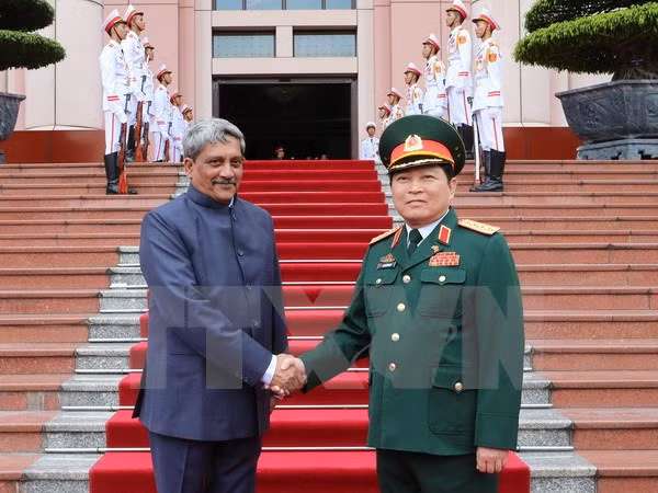 Bộ trưởng Quốc phòng Ngô Xuân Lịch và Bộ trưởng Quốc phòng Manohar Parrika trước cuộc hội đàm. (Ảnh: Trọng Đức/TTXVN).