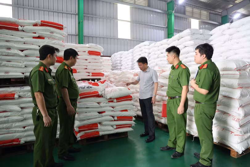 Công an kiểm tra bên trong xưởng sản xuất. Ảnh: Công an Phú Thọ.