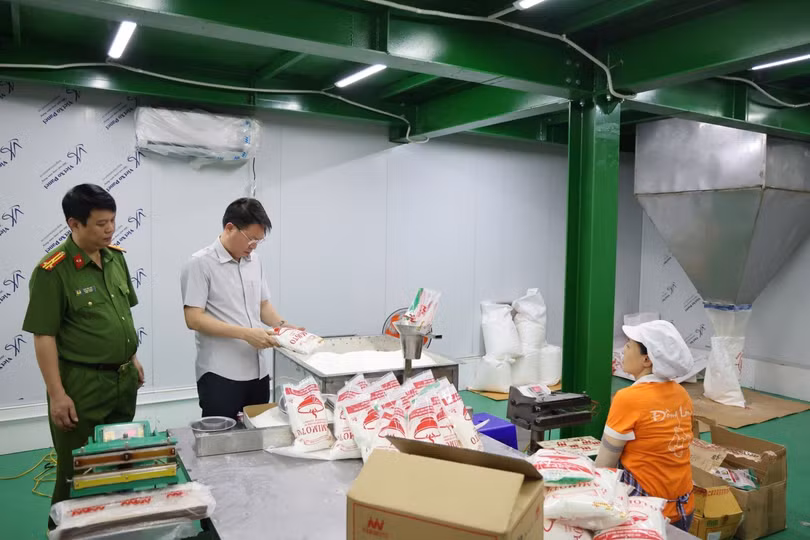 Công ty TNHH Famimoto Việt Nam đã tiêu thụ ra thị trường 144 tấn dầu ăn, 118 tấn bột canh, 363 tấn hạt nêm giả. Ảnh: Công an Phú Thọ