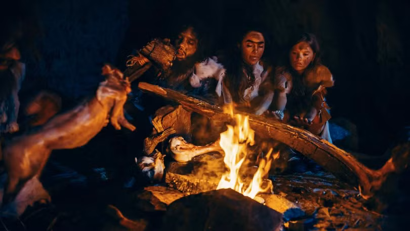 Một gia đình người Neanderthal mặc đồ lông động vật và nấu thịt chúng (Ảnh: Science ABC) Một gia đình người Neanderthal mặc đồ lông động vật và nấu thịt chúng (Ảnh: Science ABC)