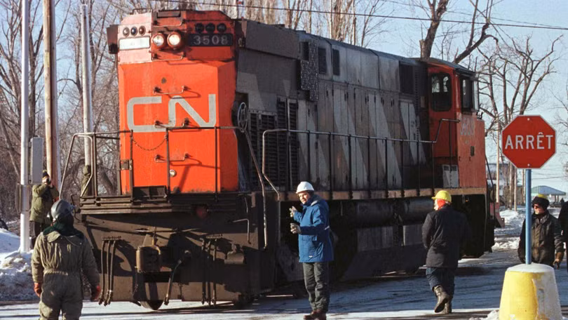 Người dân Canada biến đầu tàu diesel trở thành một chiếc máy phát điện (Ảnh: Gizmodo)