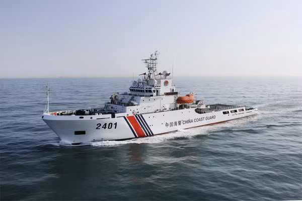 Tàu cảnh sát biển số hiệu 2401 Trung Quốc. Nguồn ảnh: Thời báo Hoàn Cầu, Trung Quốc.