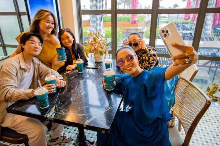 Đoan Trang chụp ảnh selfie cùng chị gái và các cháu.