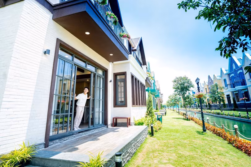 Không gian xanh mát xung quanh biệt thự lagoon thuộc phân kỳ The Tropicana. Ảnh: Novaland