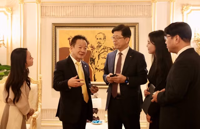 Ông Đỗ Quang Hiển, Chủ tịch UBCL Tập đoàn T&amp;T Group trao đổi tiềm năng, cơ hội hợp tác với ông Bin Dae-in, Chủ tịch HĐQT kiêm TGĐ Tập đoàn Tài chính BNK.