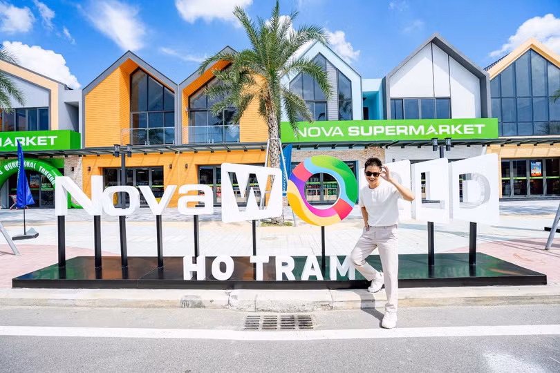Đại lộ shophouse có đầy đủ lựa chọn mua sắm nên Thanh Duy chỉ việc mang một chiếc túi đi và không phải lo lắng gì. Ảnh: Novaland