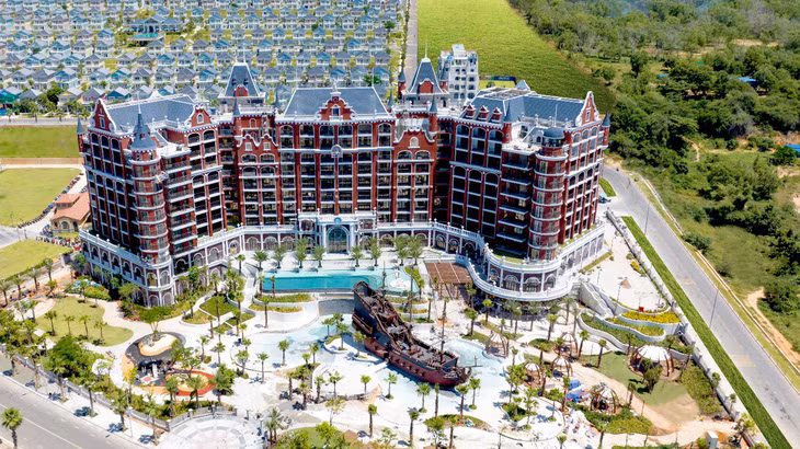 Kiến trúc Movenpick Resort Phan Thiet mang phong cách "cướp biển vùng Caribbean" đặc trưng.