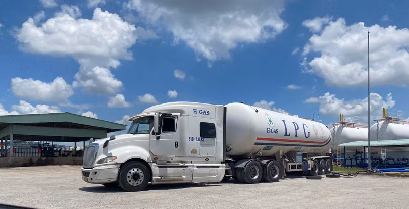 Công tác giao nhận LPG bằng xe bồn chuyên dụng