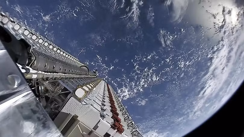 Một số chuyên gia cho rằng các vệ tinh của SpaceX đang chiếm quá nhiều không gian ngoài trái đất (Ảnh: Arstechnica)