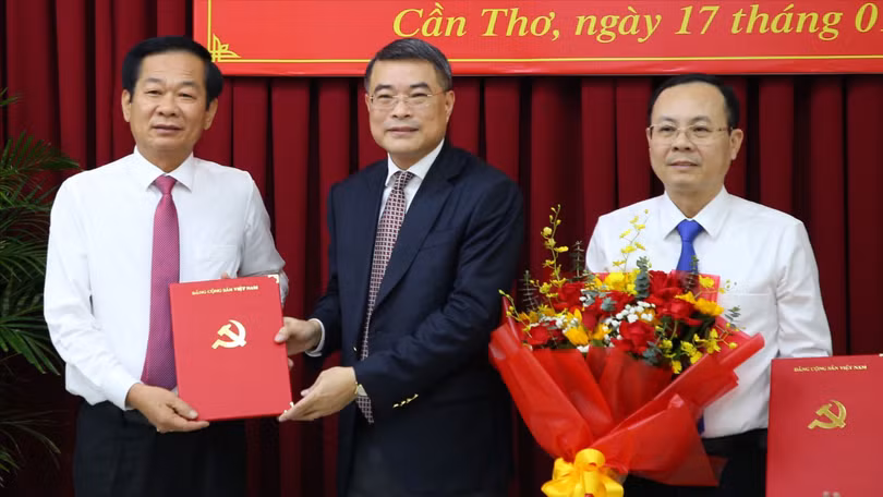 Ông Đỗ Thanh Bình (bên trái) nhận quyết định của Bộ Chính trị phân công giữ chức vụ bí thư Thành ủy Cần Thơ. Ảnh: CTV.