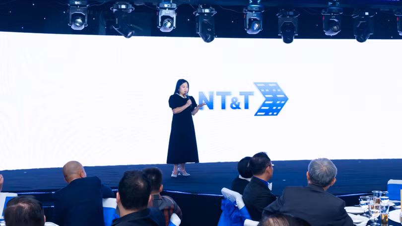 Bà Võ Thuỵ Cam Tuyền, Phó Chủ tịch Hội đồng Sáng lập, Giám đốc Điều hành của NT&T JSC giới thiệu bộ nhận diện thương hiệu mới. Ảnh: NT&T JSC.