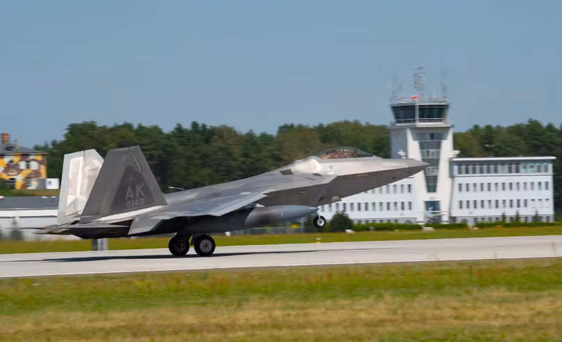 Máy bay F-22 Raptor của Không quân Mỹ đã đến Căn cứ Không quân Chiến thuật số 32, Łask, Ba Lan, để thực hiện nhiệm vụ "Bảo vệ đường không" của NATO (Ảnh: The Drive) Máy bay F-22 Raptor của Không quân Mỹ đã đến Căn cứ Không quân Chiến thuật số 32, Łask, Ba Lan, để thực hiện nhiệm vụ "Bảo vệ đường không" của NATO (Ảnh: The Drive)