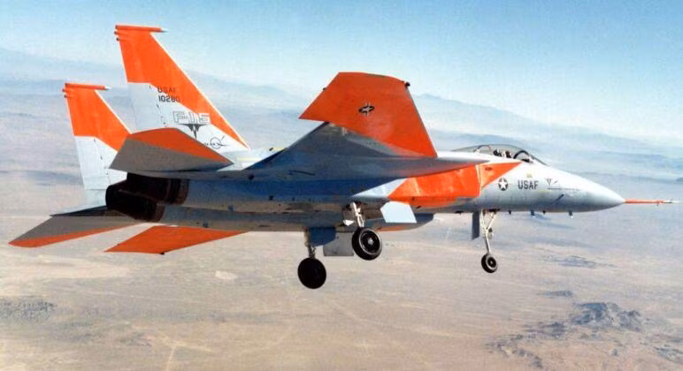 Nguyên mẫu F-15 Eagle thực hiện chuyến bay đầu tiên (Ảnh: Military Watch Magazine)