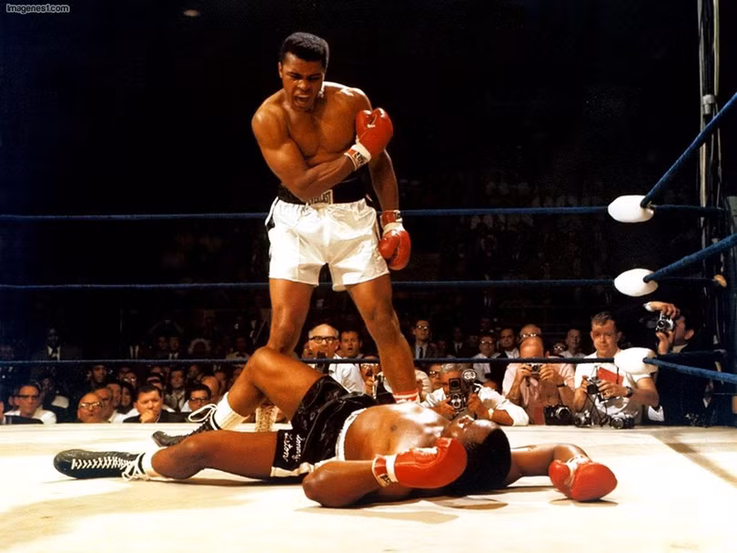 Muhammad Ali giành chiến thắng knock out trên võ đài khi còn trẻ.