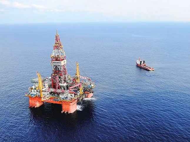 Giàn khoan Hải Dương Thạch Du 981 Trung Quốc từng hạ đặt bất hợp pháp ở vùng đặc quyền kinh tế, thềm lục địa Việt Nam vào năm 2014. Ảnh: báo Phượng Hoàng, Hồng Kông.