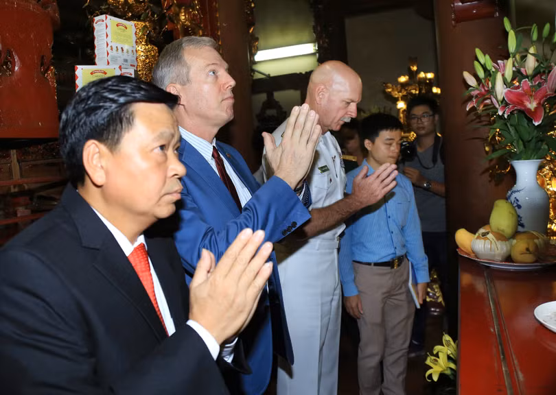 Cùng Tư lệnh Hạm đội Thái Bình Dương, Đại sứ Mỹ ngâm “Nam Quốc Sơn Hà” trên bãi cọc Bạch Đằng ảnh 1