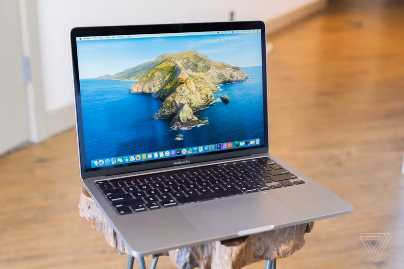 Macbook Pro 13 2020 sở hữu màn hình ấn tượng (Ảnh: The Verge)