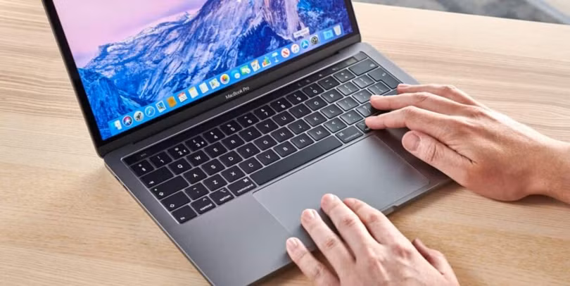 Macbook Pro 13 2020 có phần trackpad lớn (Ảnh: Techesit)