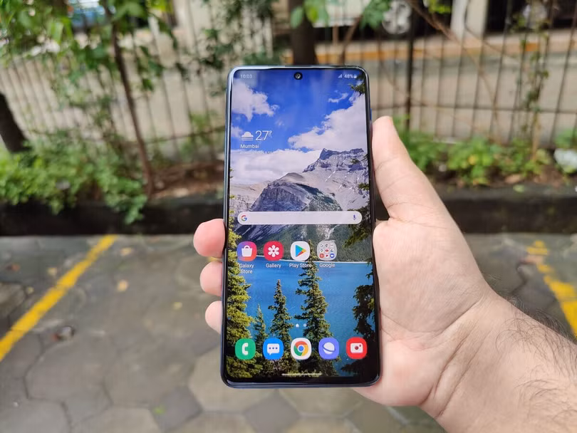 Máy sử dụng màn hình "đục lỗ" (Ảnh: XDA-Developers) Máy sử dụng màn hình "đục lỗ" (Ảnh: XDA-Developers)