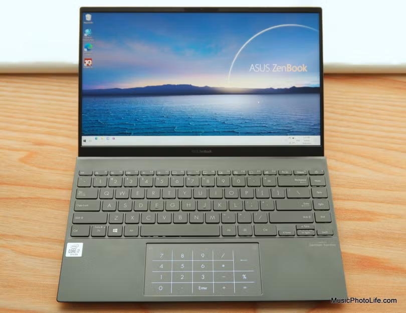 Bàn phím số của Asus Zenbook 14 UX425 được tích hợp trên Touch Pad của máy (Ảnh: Notebook Check) Bàn phím số của Asus Zenbook 14 UX425 được tích hợp trên Touch Pad của máy (Ảnh: Notebook Check)