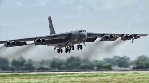 B-52 được trang bị đến 8 động cơ lắp đều 2 bên cánh máy bay.