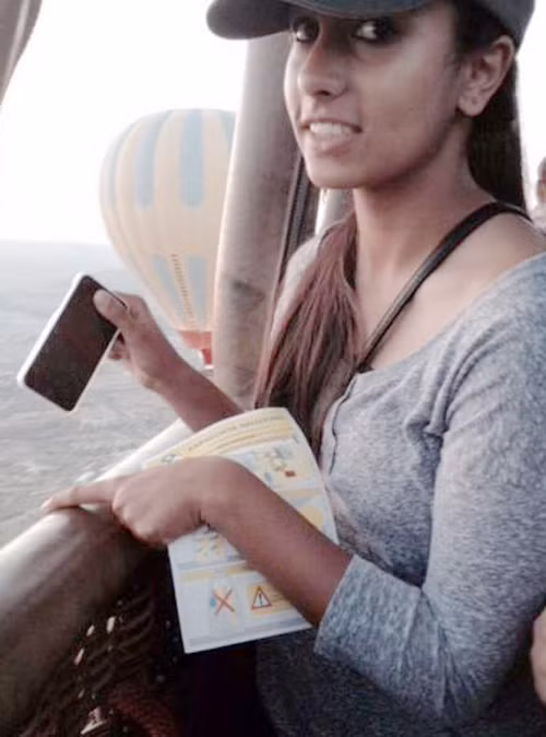 Một du khách khá rụt rè giơ iphone khi đang trên khinh khí cầu. Ảnh:Instagram. Một du khách khá rụt rè giơ iphone khi đang trên khinh khí cầu. Ảnh:Instagram.