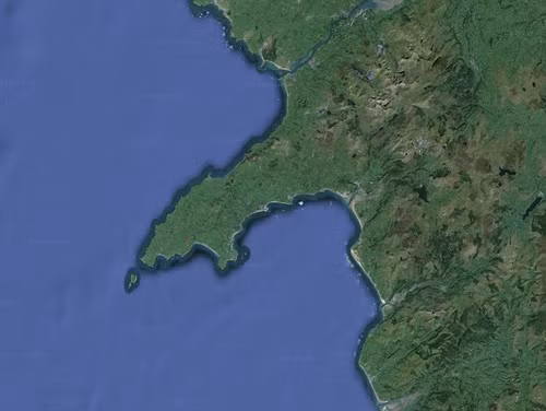 Nhìn từ trên cao, bán đảo Lleyn của xứ Wales có hình dáng bộ phận nhạy cảm của đàn ông. Nhìn từ trên cao, bán đảo Lleyn của xứ Wales có hình dáng bộ phận nhạy cảm của đàn ông.