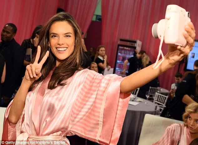 Hậu trường nóng bỏng ở Victoria's Secret Show 2015