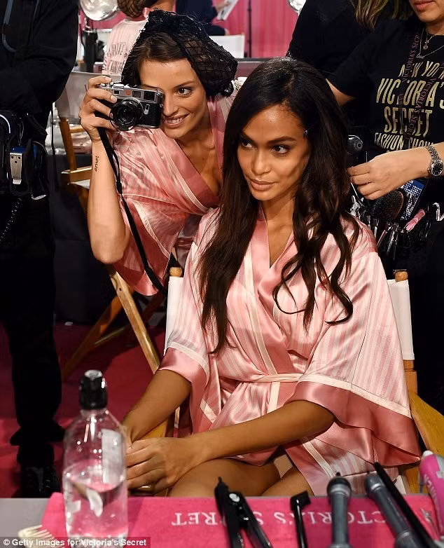 Hậu trường nóng bỏng ở Victoria's Secret Show 2015