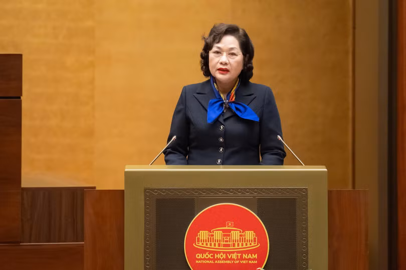 Thống đốc Ngân hàng Nhà nước Việt Nam Nguyễn Thị Hồng trình bày báo cáo tóm tắt tiếp thu, chỉnh lý, giải trình dự thảo Luật Bảo hiểm tiền gửi (sửa đổi). Ảnh: Quốc hội.