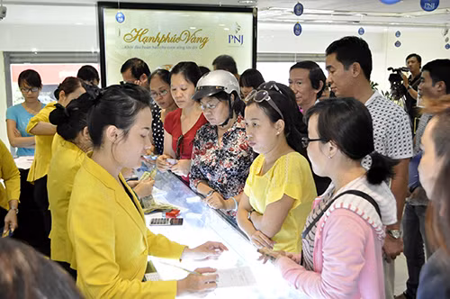 Giá vàng chênh lệch càng lớn với thế giới, doanh nghiệp càng được hưởng lợi.