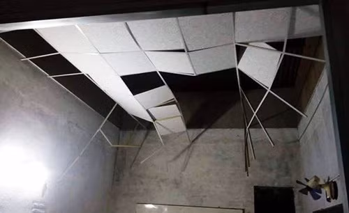 La phông nhà dân bị sập sau vụ nổ. Ảnh: A.X La phông nhà dân bị sập sau vụ nổ. Ảnh: A.X