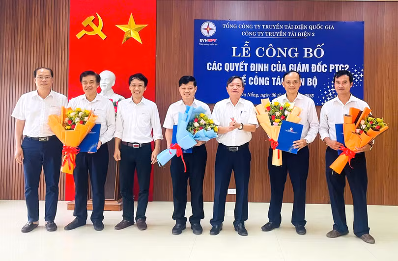 Lãnh đạo PTC2 trao quyết định và tặng hoa chúc mừng cán bộ Đội Truyền tải điện Đà Nẵng được bổ nhiệm