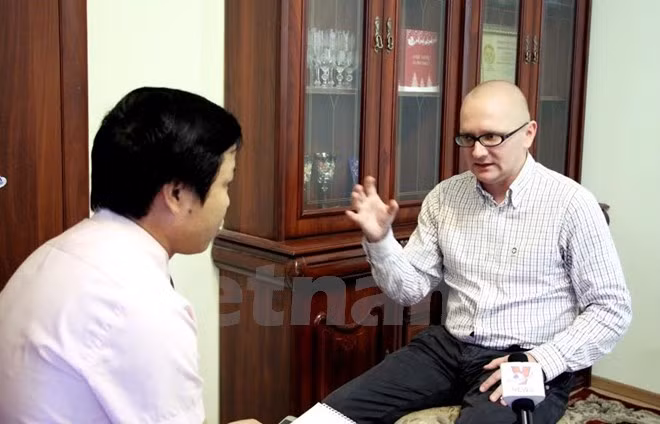 Chuyên gia Pavel Gudev trả lời phóng vấn phóng viên TTXVN. (Ảnh: Quang Vinh/Vietnam+)