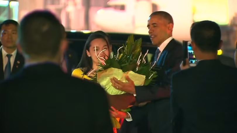 Ông Obama được đón ở sân bay Nội Bài, Hà Nội.