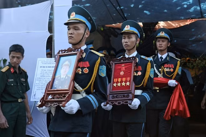 Trong điếu văn tại lễ tang phi công Trần Quang Khải, đại diện Quân chủng phòng không không quân cho rằng, sự ra đi của anh là tổn thất vô cùng to lớn với quân đội Việt Nam. Ảnh:T.Quang.