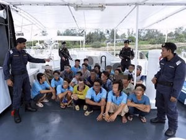 Các ngư dân Việt Nam bị MMEA bắt giữ. (Nguồn: bernama.com)