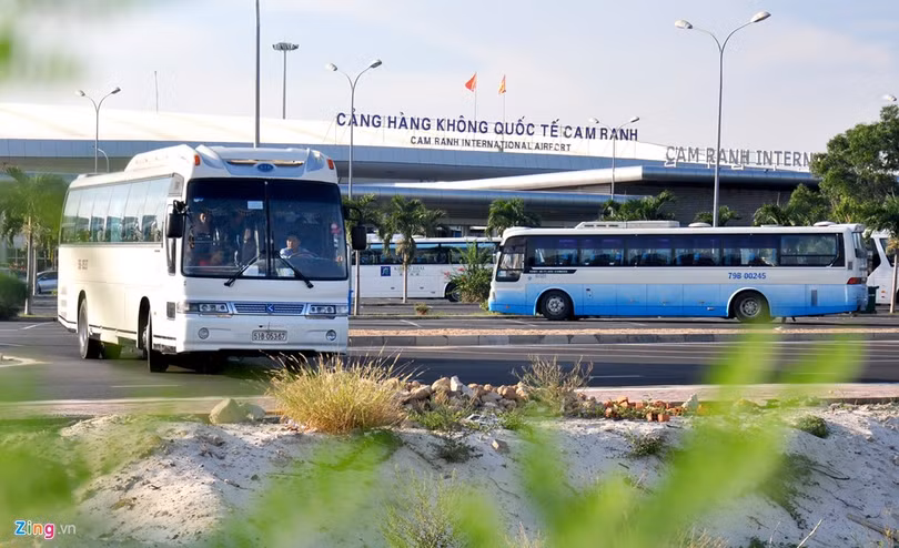 Cảng Hàng không quốc tế Cam Ranh chỉ có công suất thiết kế 1,5 triệu lượt khách/năm nhưng 5 tháng qua nơi này đã đón hơn 1,8 triệu. Các chuyên gia dự báo năm 2016 lượng khách qua sân bay này có thể tăng đến 4 triệu, gấp 3 lần công suất thiết kế. 
