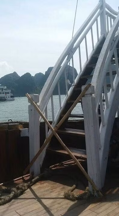 Nhiều chủ tàu buộc phải chặn cầu thang lên boong dạo sau khi có lệnh của thành phố Nhiều chủ tàu buộc phải chặn cầu thang lên boong dạo sau khi có lệnh của thành phố
